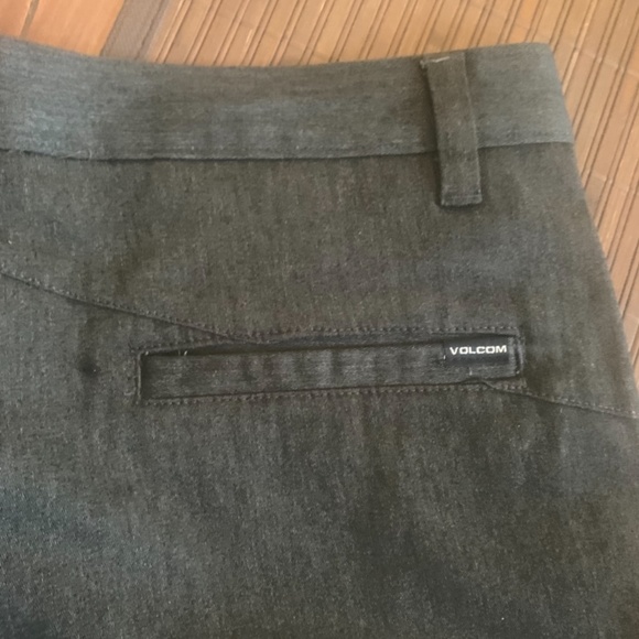 Volcom gray men’s shorts 🩳 - Picture 3 of 6